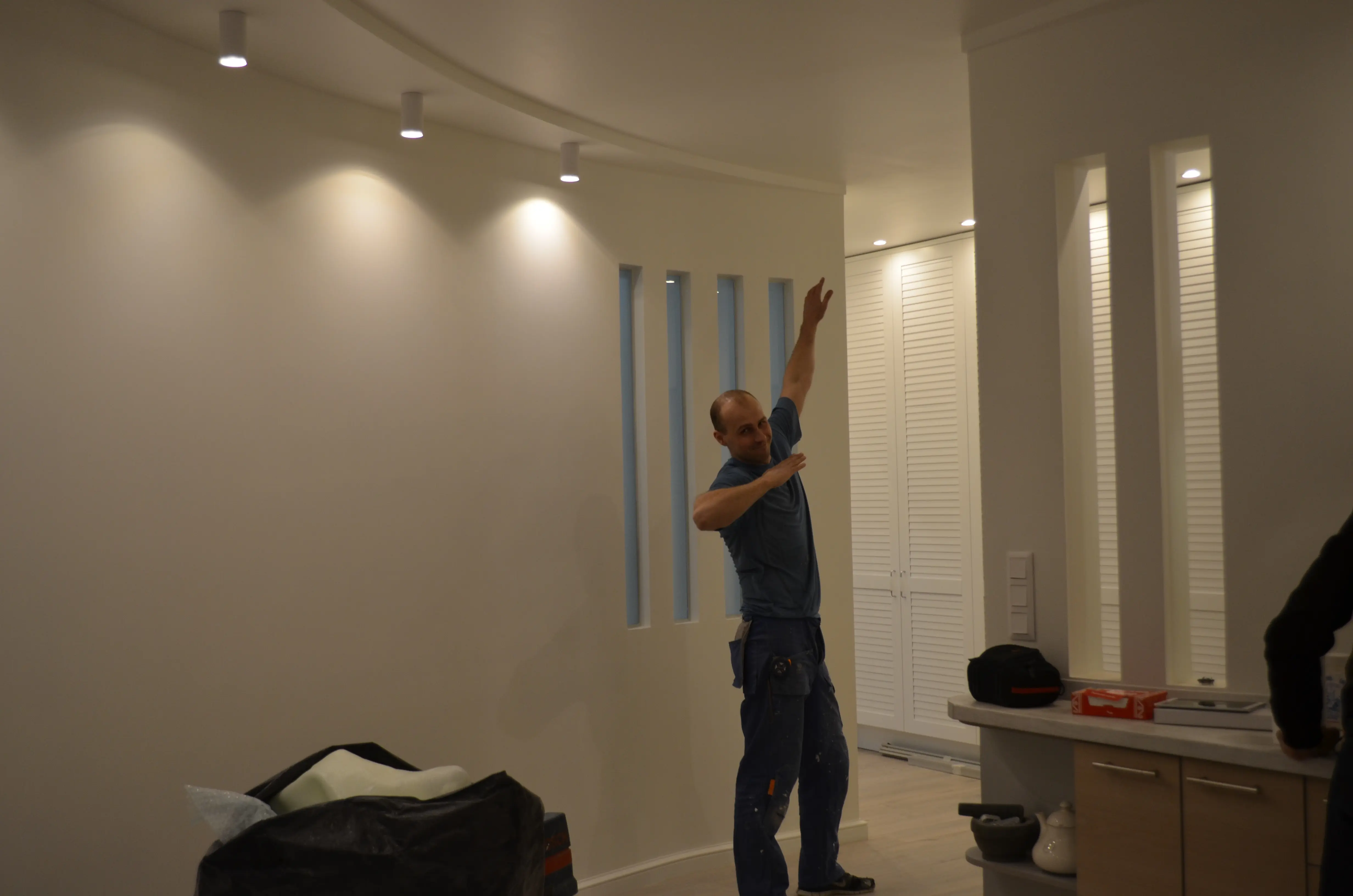 Реализованная кухня-гостиная в теплом современном стиле